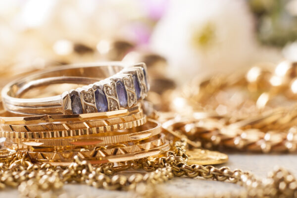 Why Gold Prices Rise When Stocks Fall: A Safe Haven in Uncertain Time