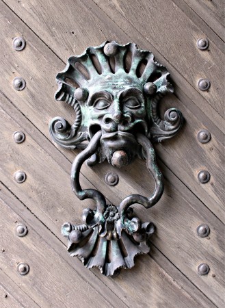 doorknocker-431329_1280